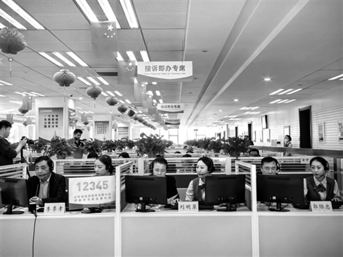 昨日,济南市城乡水务局局长李季孝带队接听12345热线